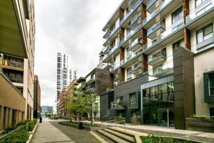 2-Bdr Apartment with Balcony by The Thames - image 18