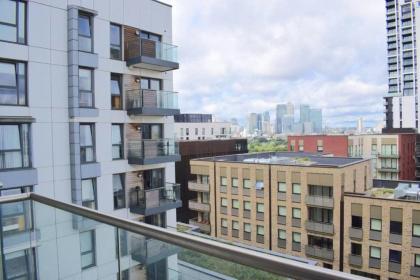 2-Bdr Apartment with Balcony by The Thames - image 19