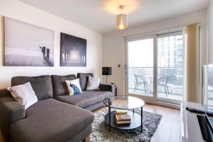 2-Bdr Apartment with Balcony by The Thames - image 2