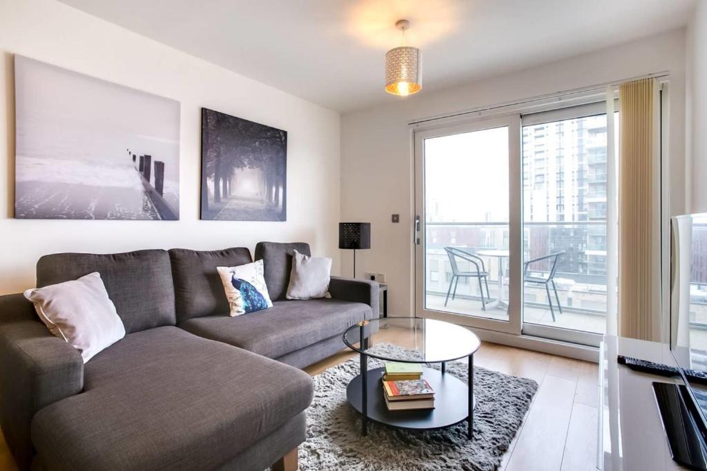 2-Bdr Apartment with Balcony by The Thames - image 2