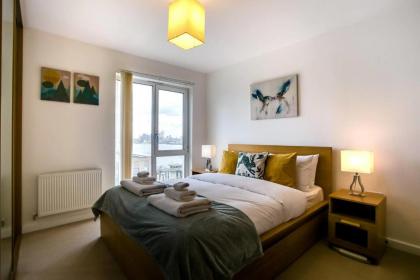 2-Bdr Apartment with Balcony by The Thames - image 3