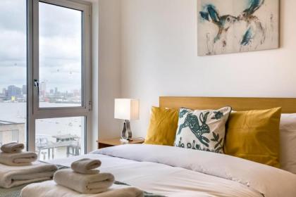 2-Bdr Apartment with Balcony by The Thames - image 4