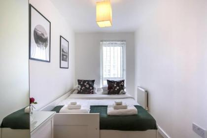2-Bdr Apartment with Balcony by The Thames - image 6