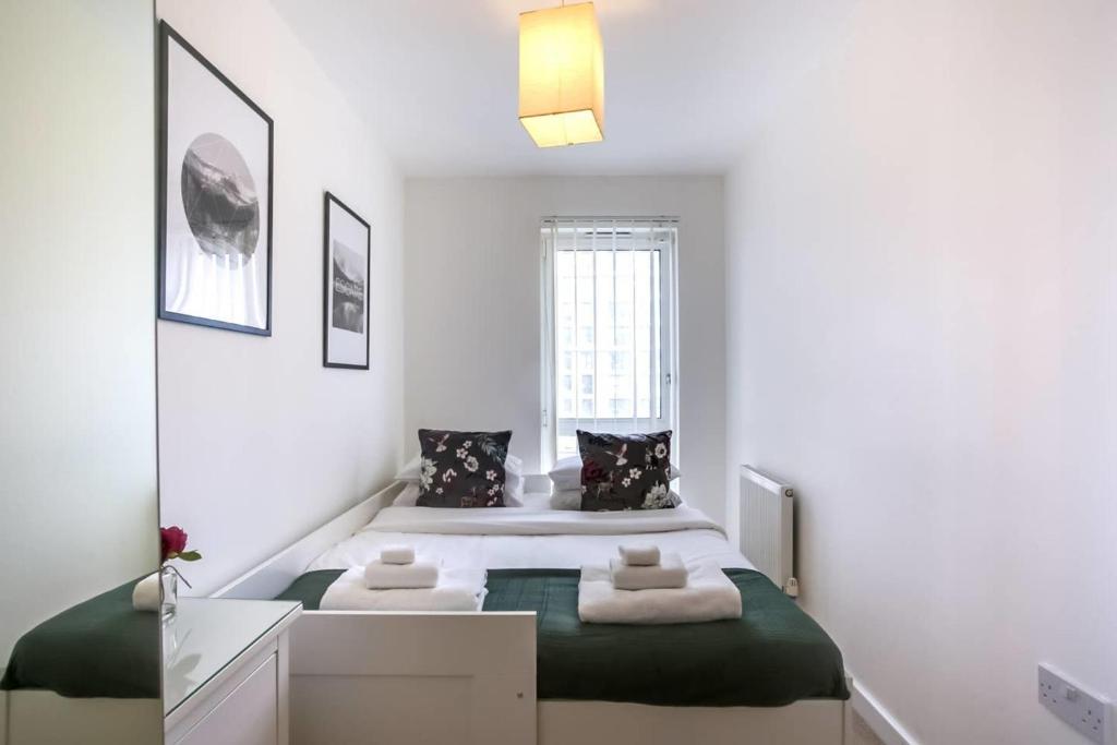 2-Bdr Apartment with Balcony by The Thames - image 6
