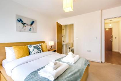 2-Bdr Apartment with Balcony by The Thames - image 7