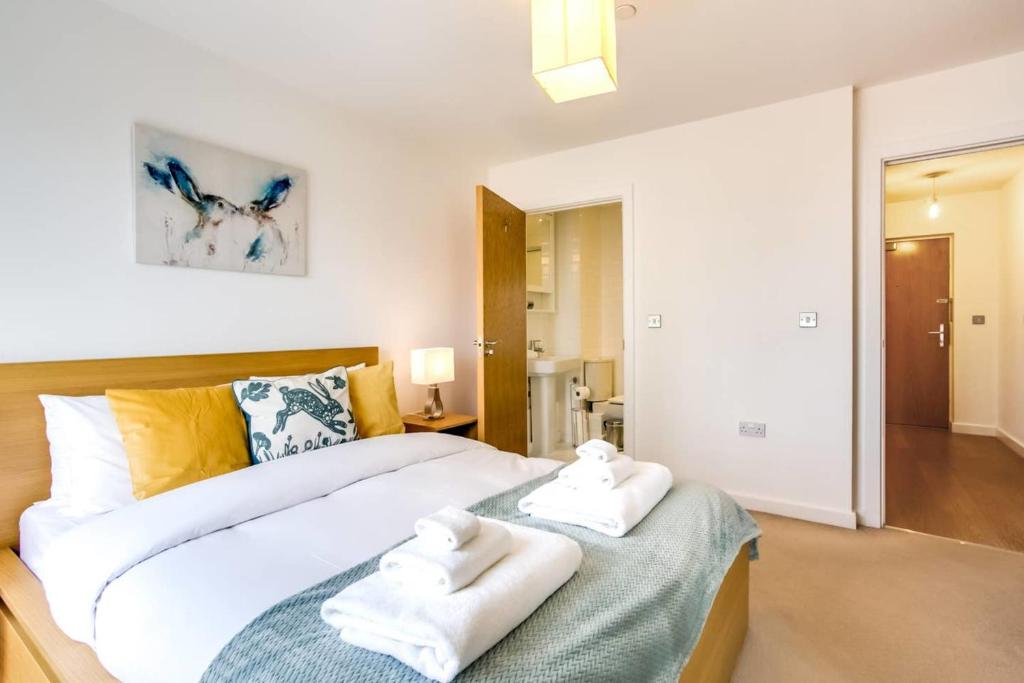 2-Bdr Apartment with Balcony by The Thames - image 7