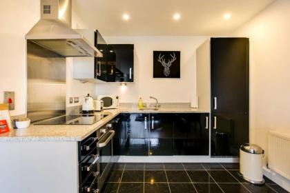 2-Bdr Apartment with Balcony by The Thames - image 9