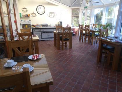 Trumbles Gatwick B&B - image 14