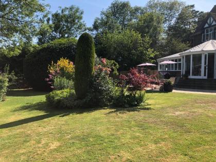 Trumbles Gatwick B&B - image 21