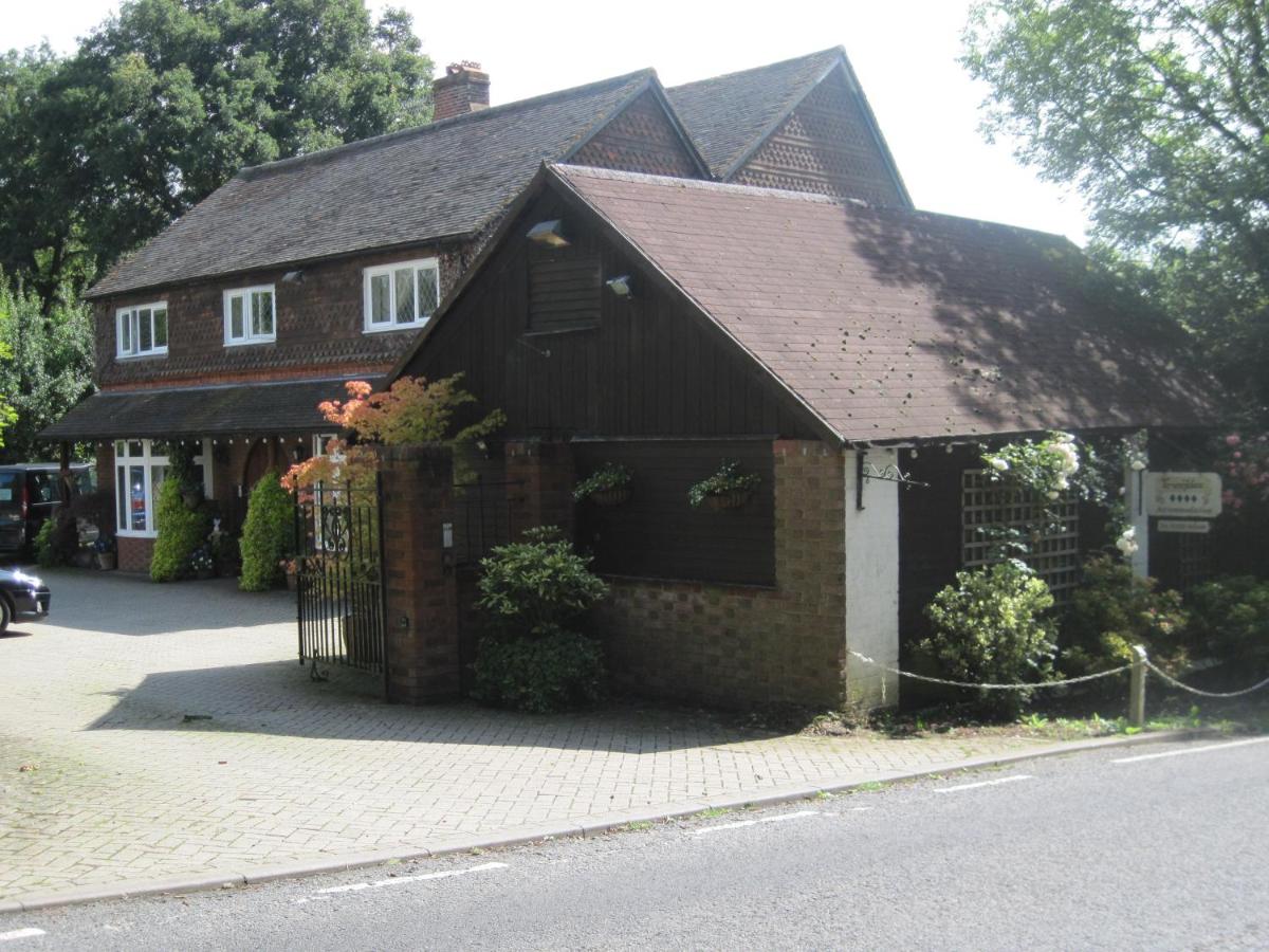 Trumbles Gatwick B&B - image 3