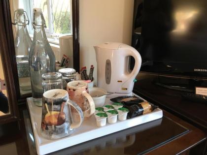 Trumbles Gatwick B&B - image 5