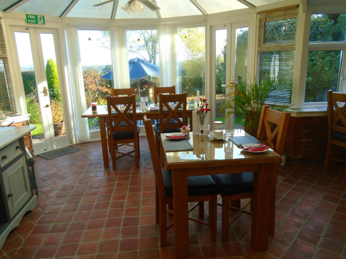 Trumbles Gatwick B&B - image 7