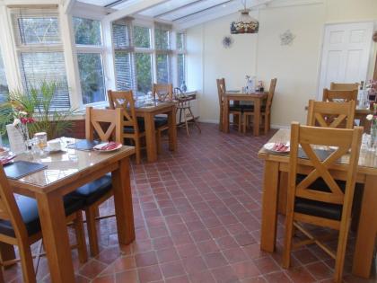 Trumbles Gatwick B&B - image 8
