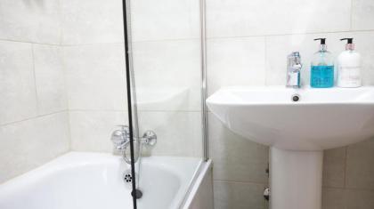 Heathrow Ensuite Rooms - image 10