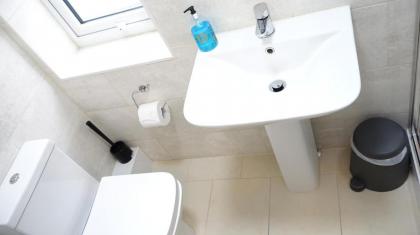 Heathrow Ensuite Rooms - image 12