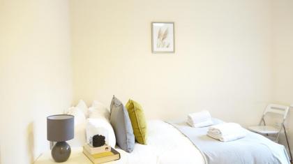 Heathrow Ensuite Rooms - image 14