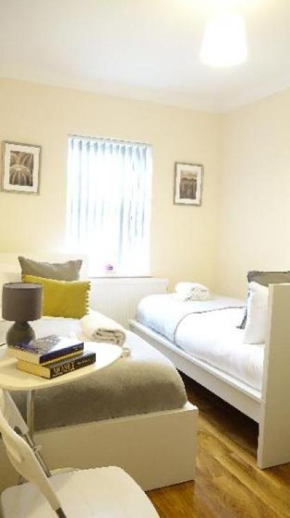 Heathrow Ensuite Rooms - image 15