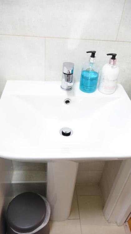Heathrow Ensuite Rooms - image 2