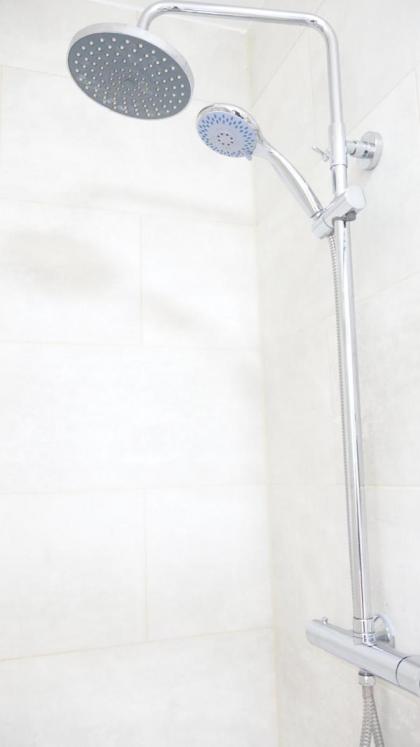 Heathrow Ensuite Rooms - image 3