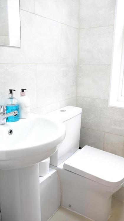 Heathrow Ensuite Rooms - image 4