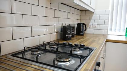 Heathrow Ensuite Rooms - image 5