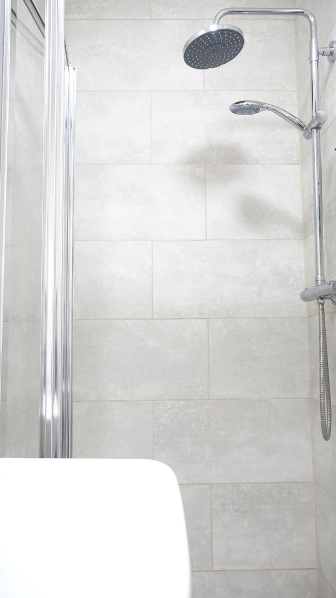 Heathrow Ensuite Rooms - image 7