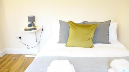 Heathrow Ensuite Rooms - image 8
