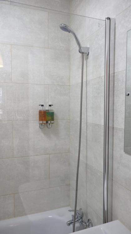 Heathrow Ensuite Rooms - image 9