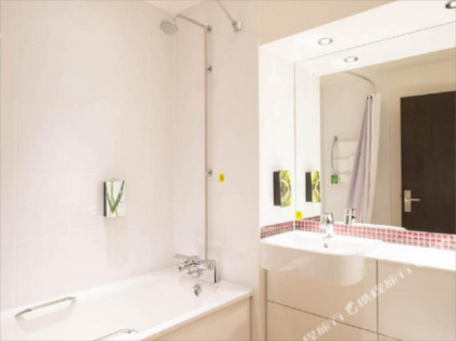 Premier Inn Heathrow Airport Terminal 4 - image 3