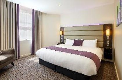 Premier Inn Watford Central - image 11