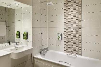 Premier Inn Watford Central - image 13