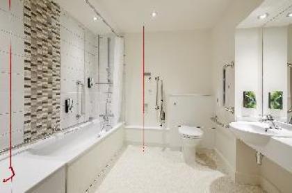 Premier Inn Watford Central - image 14