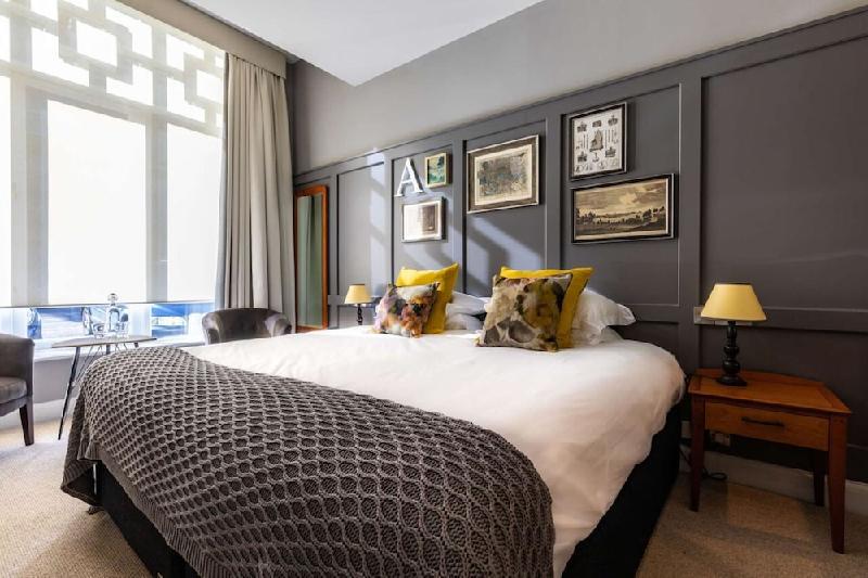 Crown Hotel - image 4