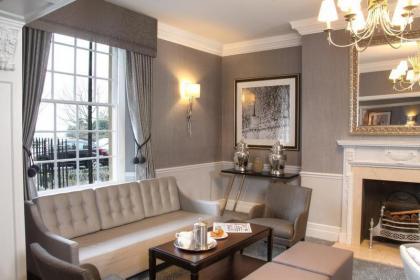 Richmond Harbour Hotel - image 1