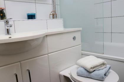 Charming 1Bed/ 1Bath w/free parking in Watford - image 10