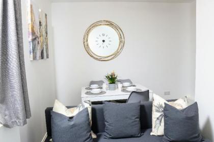 Charming 1Bed/ 1Bath w/free parking in Watford - image 4