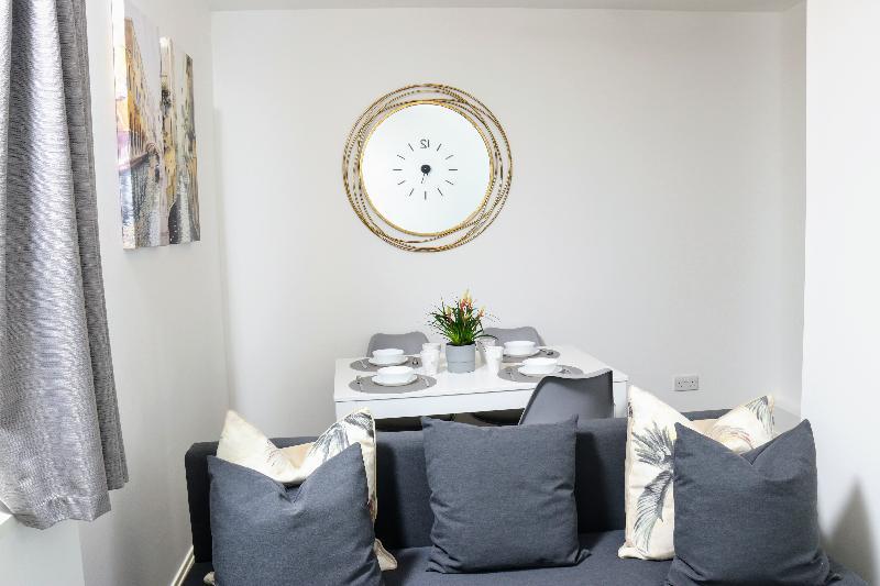 Charming 1Bed/ 1Bath w/free parking in Watford - image 4