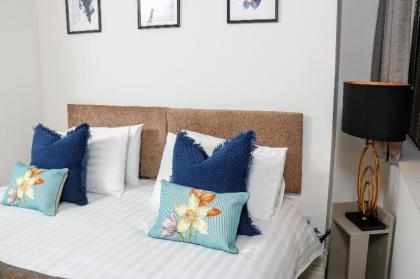 Charming 1Bed/ 1Bath w/free parking in Watford - image 8