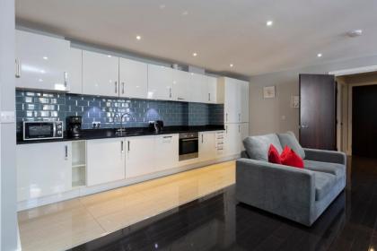 Deluxe Central City of London Apartments - image 8