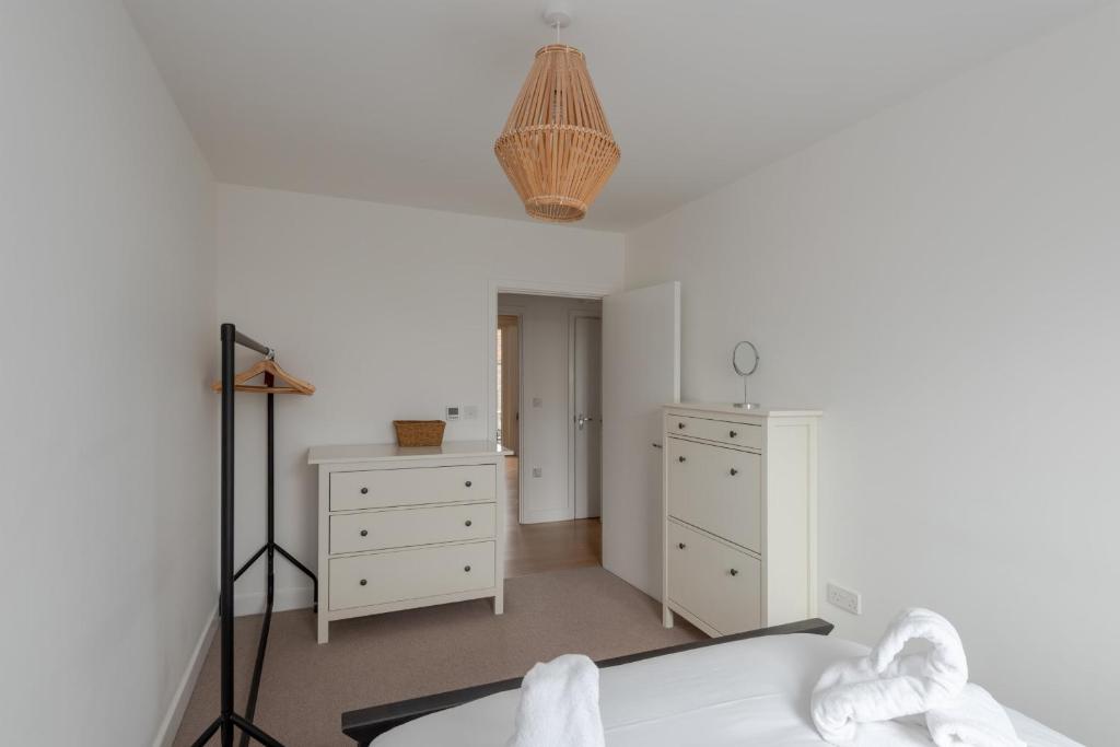 GuestReady - London Urban Retreat at East End - image 5