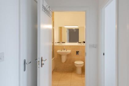 GuestReady - London Urban Retreat at East End - image 6