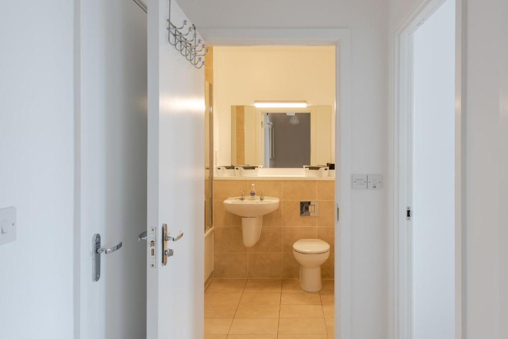 GuestReady - London Urban Retreat at East End - image 6