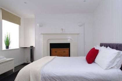 Spacious Soho Home On Quaint Cobbled Street - image 13