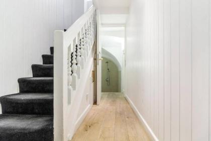 Spacious Soho Home On Quaint Cobbled Street - image 14