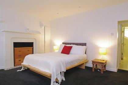 Spacious Soho Home On Quaint Cobbled Street - image 3