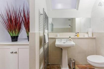 Spacious Soho Home On Quaint Cobbled Street - image 9
