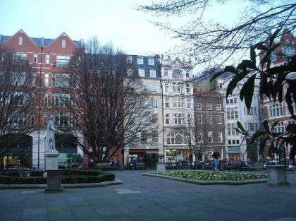 Golden Square - Premium Studio
