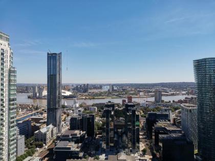 Canary Wharf by Charles Hope - image 12