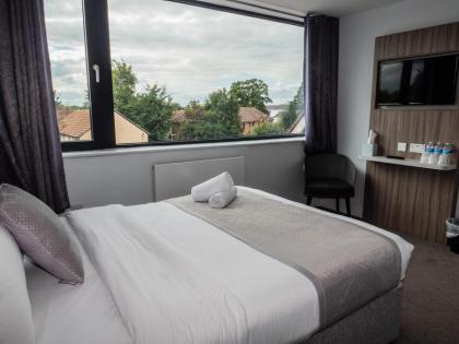 Sky Nights Hotel London Heathrow - image 6