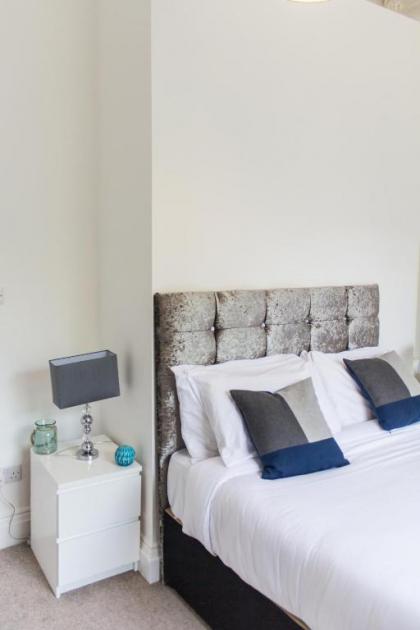 Larger Groups Excel Canary Wharf Apartments with Parking - image 4